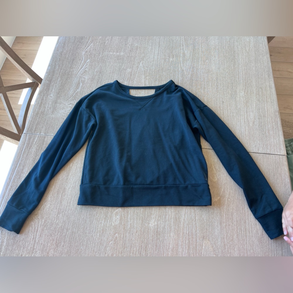 Nike Crop open back lightweight shirt/sweatshirt